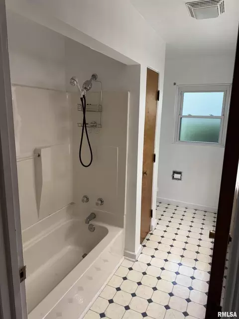 Bath - 8 Northbrook Dr, Mount Vernon, IL 62864 photo 1 of 2