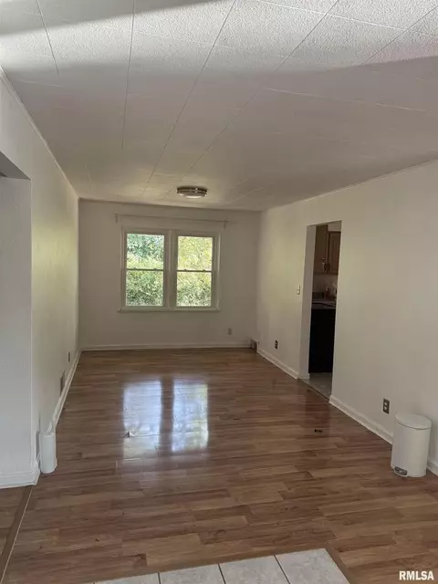 Living - 8 Northbrook Dr, Mount Vernon, IL 62864 photo 2 of 5