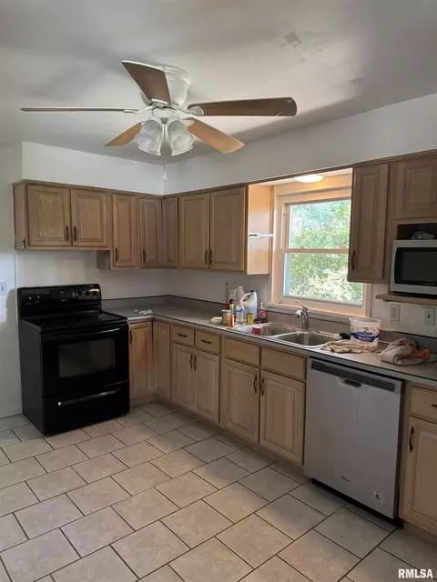 Kitchen - 8 Northbrook Dr, Mount Vernon, IL 62864 photo 1 of 2