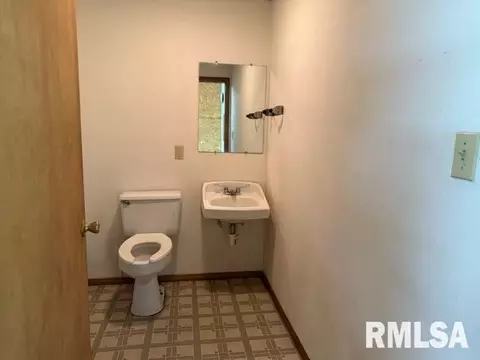 Bath - 1621 N Park Ave, Herrin, IL 62948 photo 3 of 3