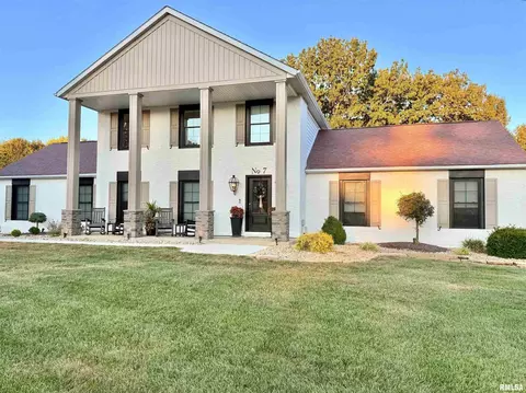 7 Clearlake Dr, Centralia, IL 62801