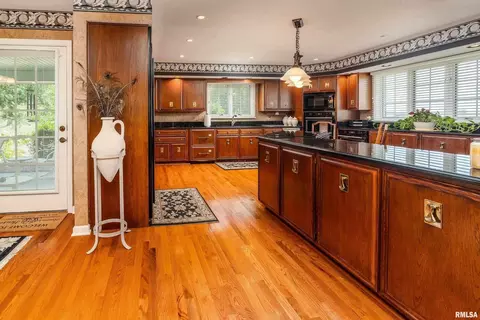 Kitchen - 15866 Moellers Rd, Marion, IL 62959 photo 1 of 10