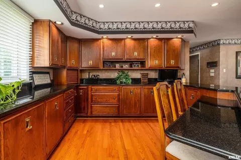 Kitchen - 15866 Moellers Rd, Marion, IL 62959 photo 6 of 10