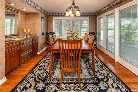 Dining - 15866 Moellers Rd, Marion, IL 62959 photo 5 of 6