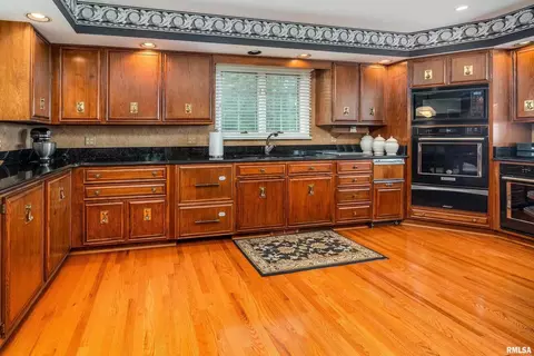 Kitchen - 15866 Moellers Rd, Marion, IL 62959 photo 2 of 10