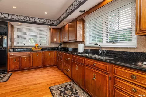 Kitchen - 15866 Moellers Rd, Marion, IL 62959 photo 5 of 10