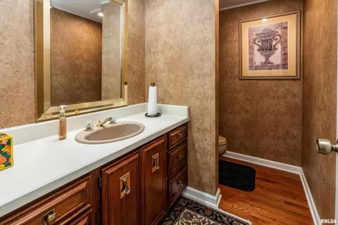 Bath - 15866 Moellers Rd, Marion, IL 62959 photo 1 of 10