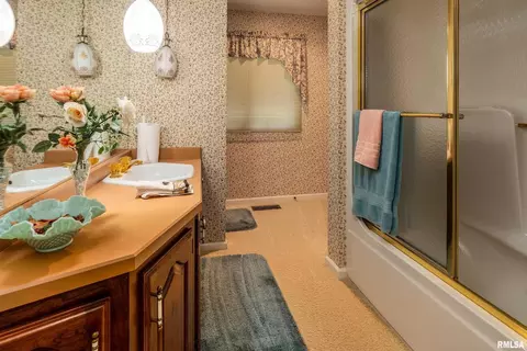 Bath - 15866 Moellers Rd, Marion, IL 62959 photo 3 of 10