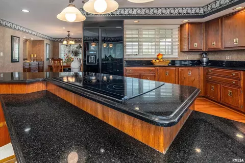 Kitchen - 15866 Moellers Rd, Marion, IL 62959 photo 7 of 10