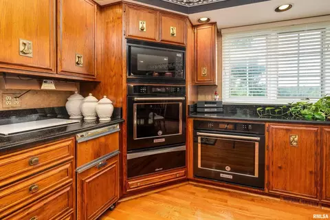 Kitchen - 15866 Moellers Rd, Marion, IL 62959 photo 4 of 10