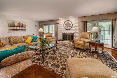 Living - 15866 Moellers Rd, Marion, IL 62959 photo 6 of 10