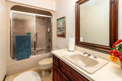 Bath - 15866 Moellers Rd, Marion, IL 62959 photo 9 of 10