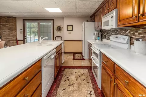 Kitchen - 15866 Moellers Rd, Marion, IL 62959 photo 8 of 10