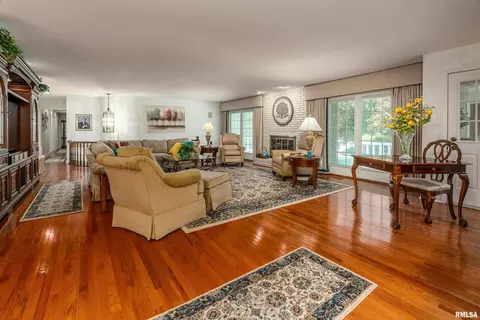 Living - 15866 Moellers Rd, Marion, IL 62959 photo 5 of 10