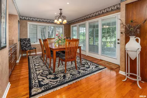 Dining - 15866 Moellers Rd, Marion, IL 62959 photo 4 of 6