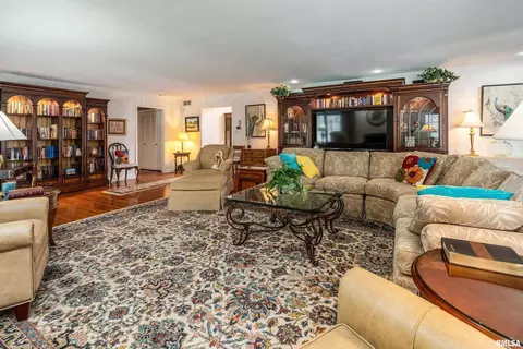 Living - 15866 Moellers Rd, Marion, IL 62959 photo 8 of 10