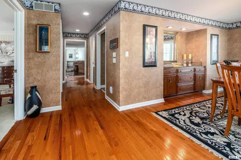 Entry Way - 15866 Moellers Rd, Marion, IL 62959 photo 4 of 8