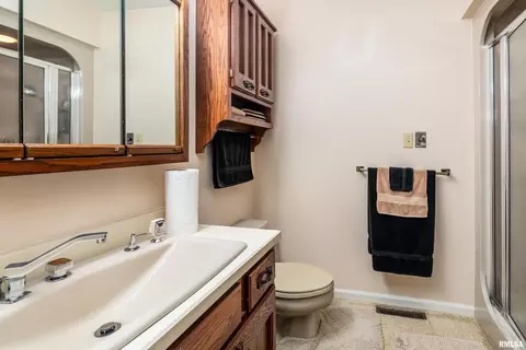 Bath - 15866 Moellers Rd, Marion, IL 62959 photo 4 of 10