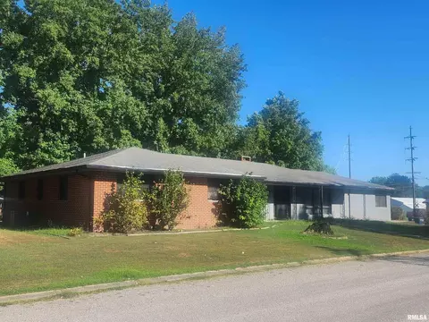 8 Patton Dr, Pinckneyville, IL 62274