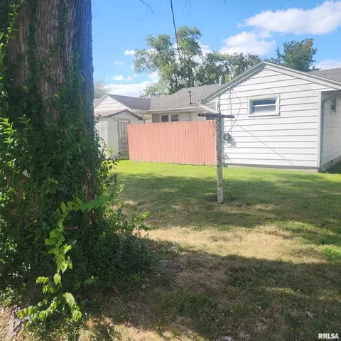 Exterior - 720 Birchwood Ave, Flora, IL 62839 photo 3 of 10