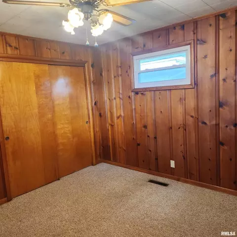 Bedroom - 720 Birchwood Ave, Flora, IL 62839 photo 2 of 5