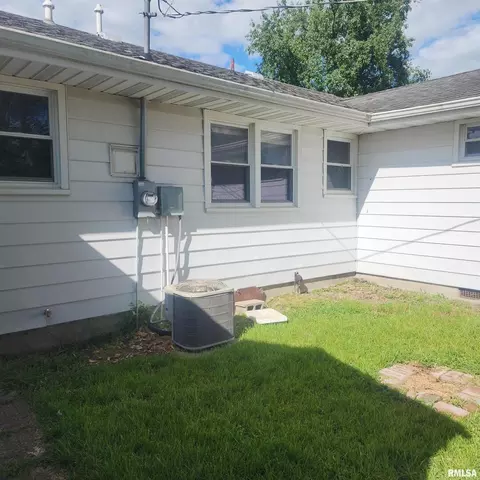 Exterior - 720 Birchwood Ave, Flora, IL 62839 photo 4 of 10
