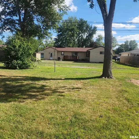 Exterior - 720 Birchwood Ave, Flora, IL 62839 photo 7 of 10