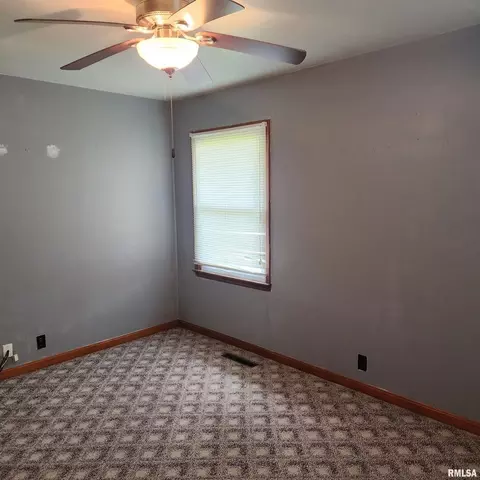 Bedroom - 720 Birchwood Ave, Flora, IL 62839 photo 3 of 5