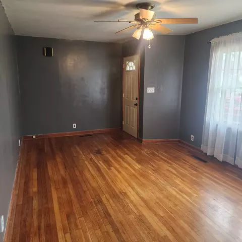 Living - 720 Birchwood Ave, Flora, IL 62839 photo 2 of 4