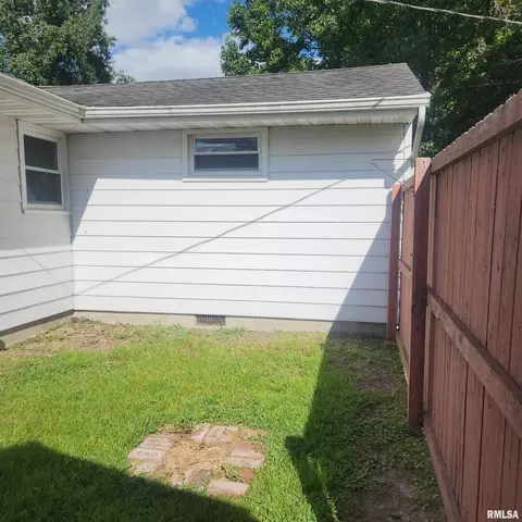 Exterior - 720 Birchwood Ave, Flora, IL 62839 photo 9 of 10