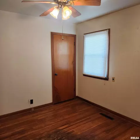 Bedroom - 720 Birchwood Ave, Flora, IL 62839 photo 5 of 5