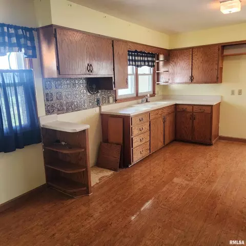 Kitchen - 720 Birchwood Ave, Flora, IL 62839 photo 2 of 3
