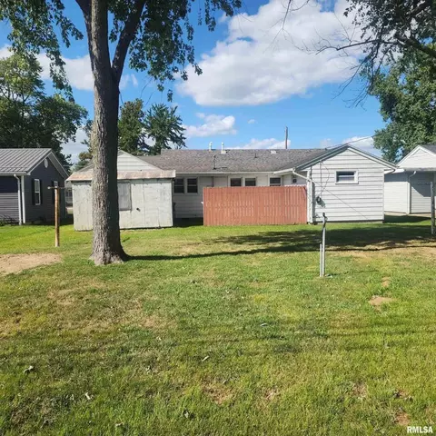 Exterior - 720 Birchwood Ave, Flora, IL 62839 photo 6 of 10