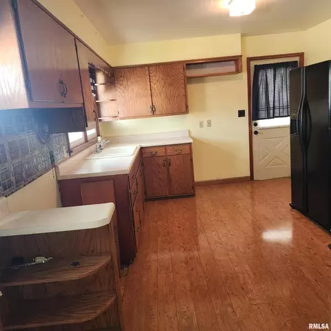 Kitchen - 720 Birchwood Ave, Flora, IL 62839 photo 1 of 3