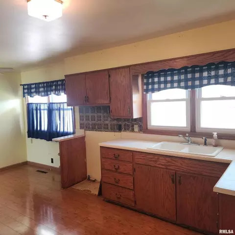 Kitchen - 720 Birchwood Ave, Flora, IL 62839 photo 3 of 3
