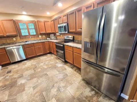 Kitchen - 2517 Cherrybark Ln, Flora, IL 62839 photo 12 of 13