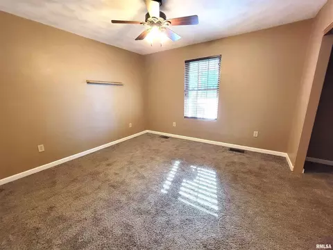 Bedroom - 2517 Cherrybark Ln, Flora, IL 62839 photo 7 of 9