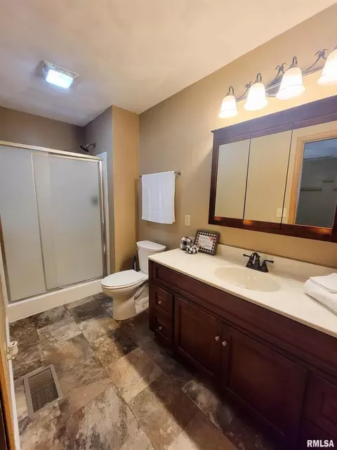 Bath - 2517 Cherrybark Ln, Flora, IL 62839 photo 1 of 9