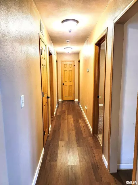Entry Way - 2517 Cherrybark Ln, Flora, IL 62839 photo 4 of 5