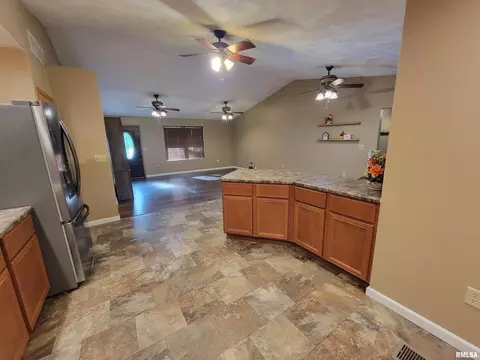 Entry Way - 2517 Cherrybark Ln, Flora, IL 62839 photo 2 of 5