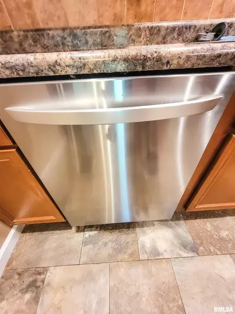 Kitchen - 2517 Cherrybark Ln, Flora, IL 62839 photo 13 of 13