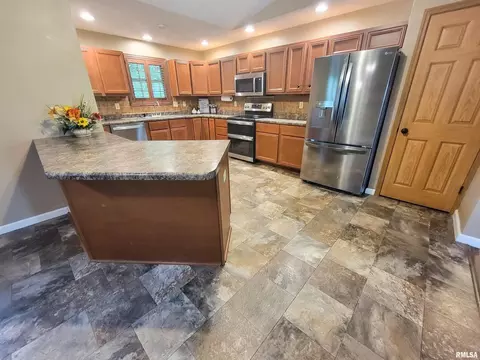 Kitchen - 2517 Cherrybark Ln, Flora, IL 62839 photo 1 of 13