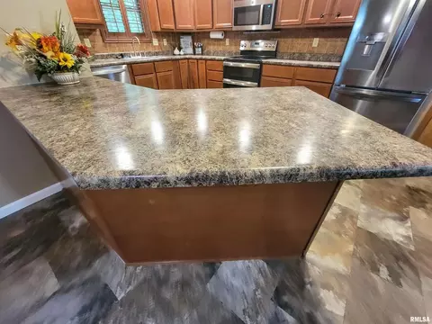Kitchen - 2517 Cherrybark Ln, Flora, IL 62839 photo 2 of 13