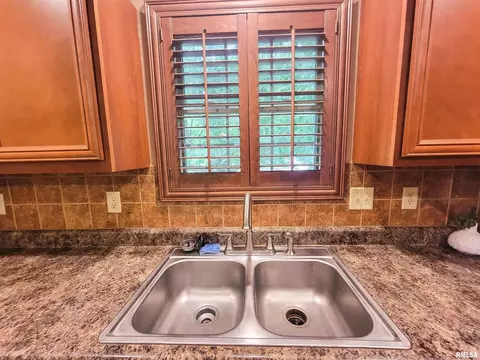 Kitchen - 2517 Cherrybark Ln, Flora, IL 62839 photo 5 of 13