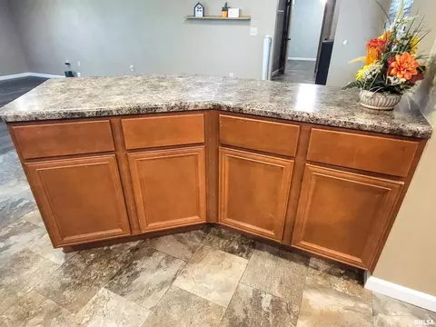 Kitchen - 2517 Cherrybark Ln, Flora, IL 62839 photo 3 of 13
