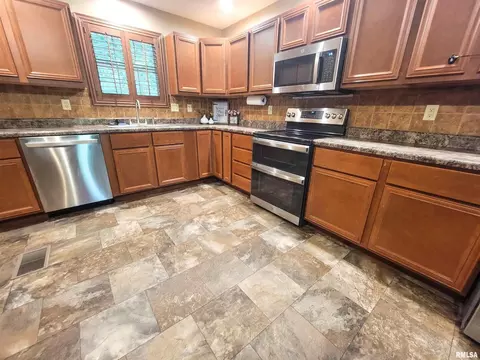 Kitchen - 2517 Cherrybark Ln, Flora, IL 62839 photo 4 of 13