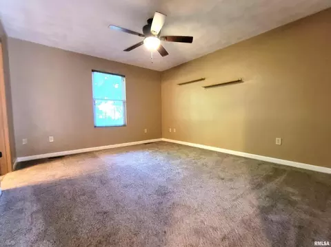Bedroom - 2517 Cherrybark Ln, Flora, IL 62839 photo 1 of 9
