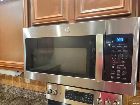 Kitchen - 2517 Cherrybark Ln, Flora, IL 62839 photo 9 of 13