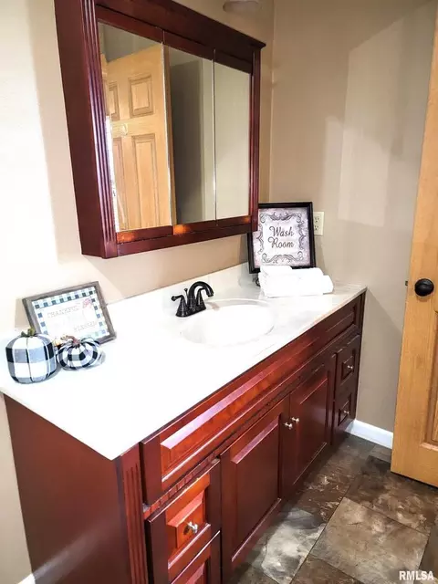 Bath - 2517 Cherrybark Ln, Flora, IL 62839 photo 5 of 9