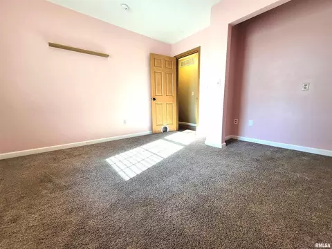 Bedroom - 2517 Cherrybark Ln, Flora, IL 62839 photo 6 of 9